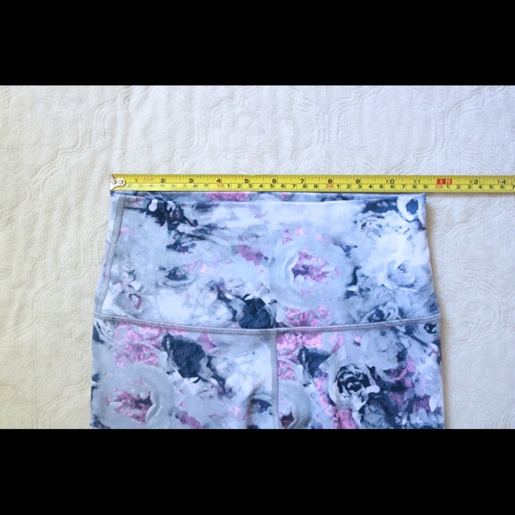 Lululemon Moody Mirage Gray Floral Leggings - Picture 3 of 15